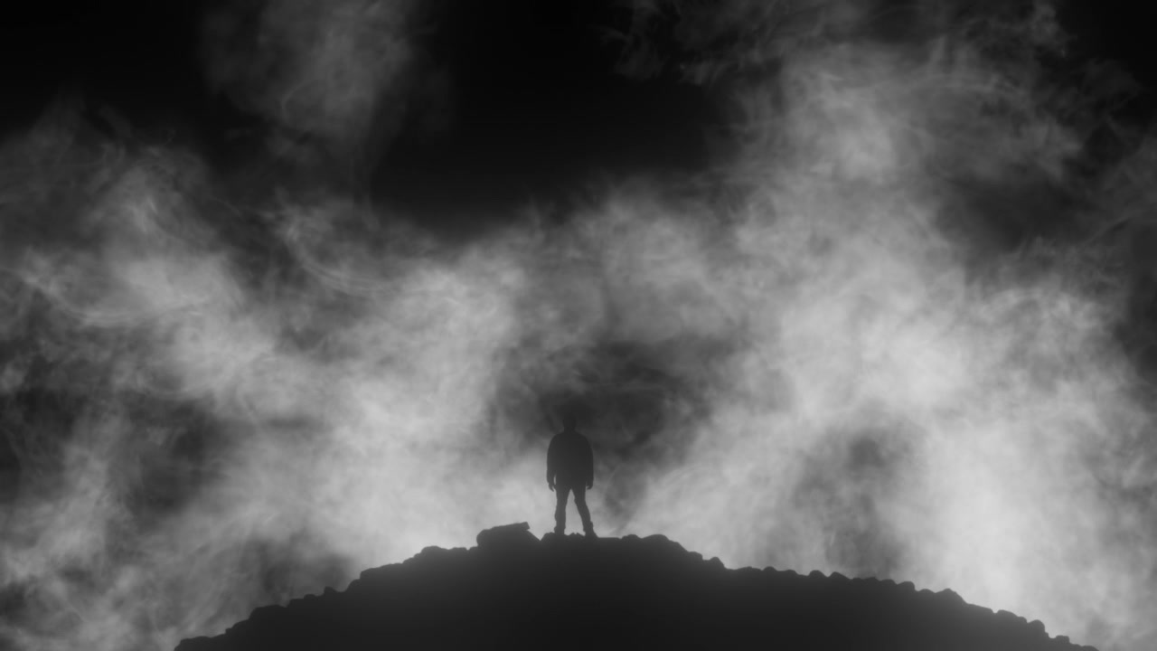 Hombre silueteado caminando y de pie, mirando hacia arriba el humo blanco que asciende sobre un fondo negro.