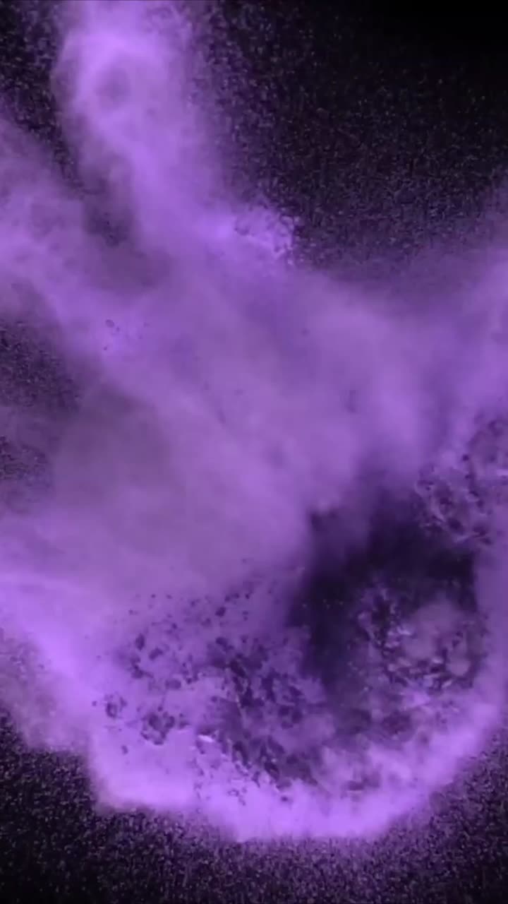Esplosione di polvere viola al rallentatore su sfondo nero