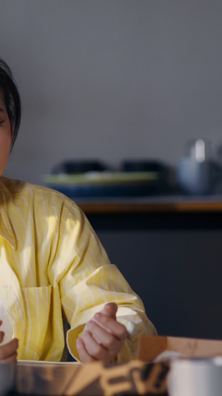 친구 들 이 함께 점심 을 즐기고 있다