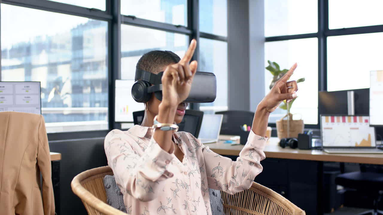 mujer de negocios afroamericana usando auriculares vr en la oficina, cámara lenta, espacio de copia