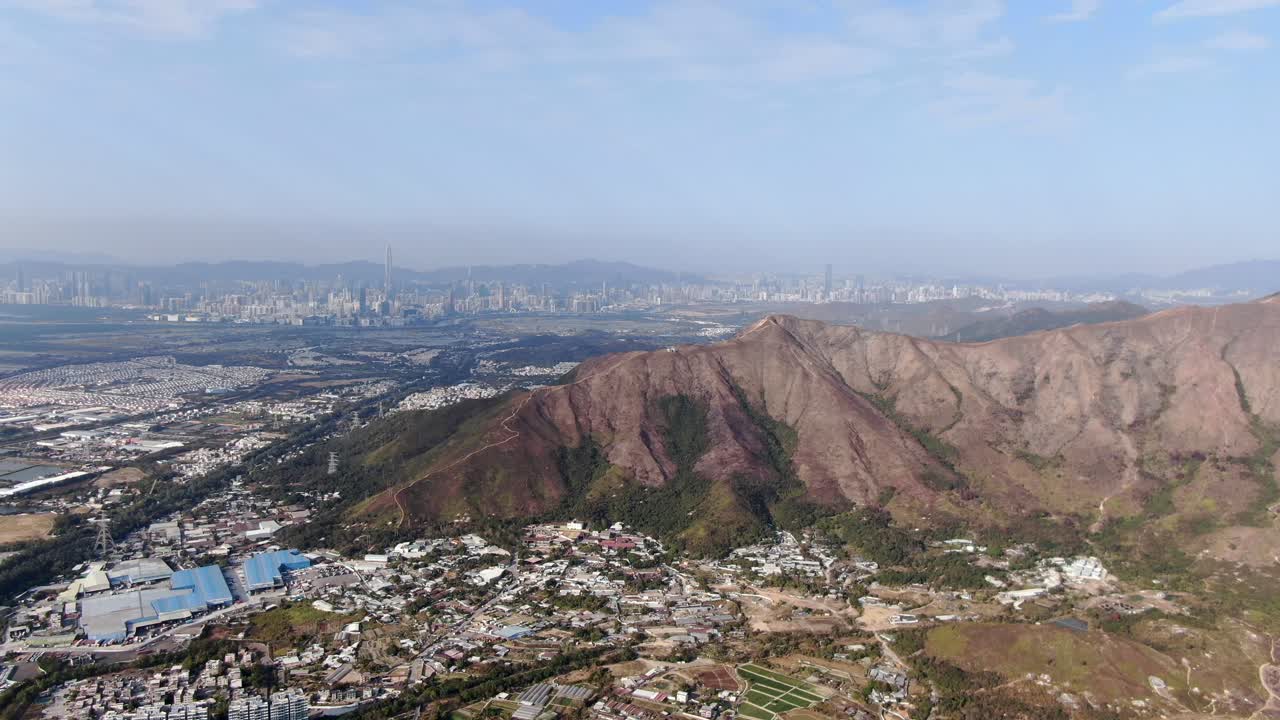 지평선에 심천 스카이라인이 있는 홍콩 농촌 주택 위에 홍콩과 심천 국경선, 공중 전망