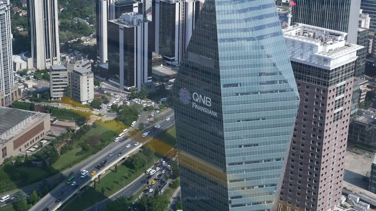 el horizonte de estambul con la sede de qnb finansbank