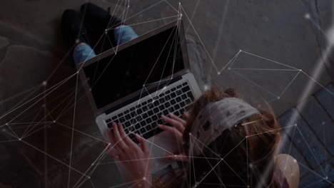 rete di connessioni contro una studentessa che usa il portatile