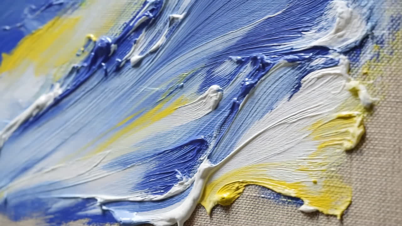 Getextureerde abstracte kunst met blauwe, witte en gele verf op canvas