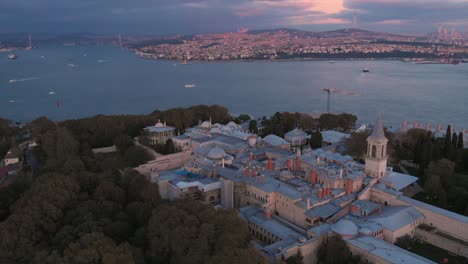 Topkapi-Palace-Museum---Panoramic-View-Of-Topkapi-Palace-With-Golden-Horn-And-Bosphorus-At-Sunset-In-Fatih,-Istanbul,-Turkey