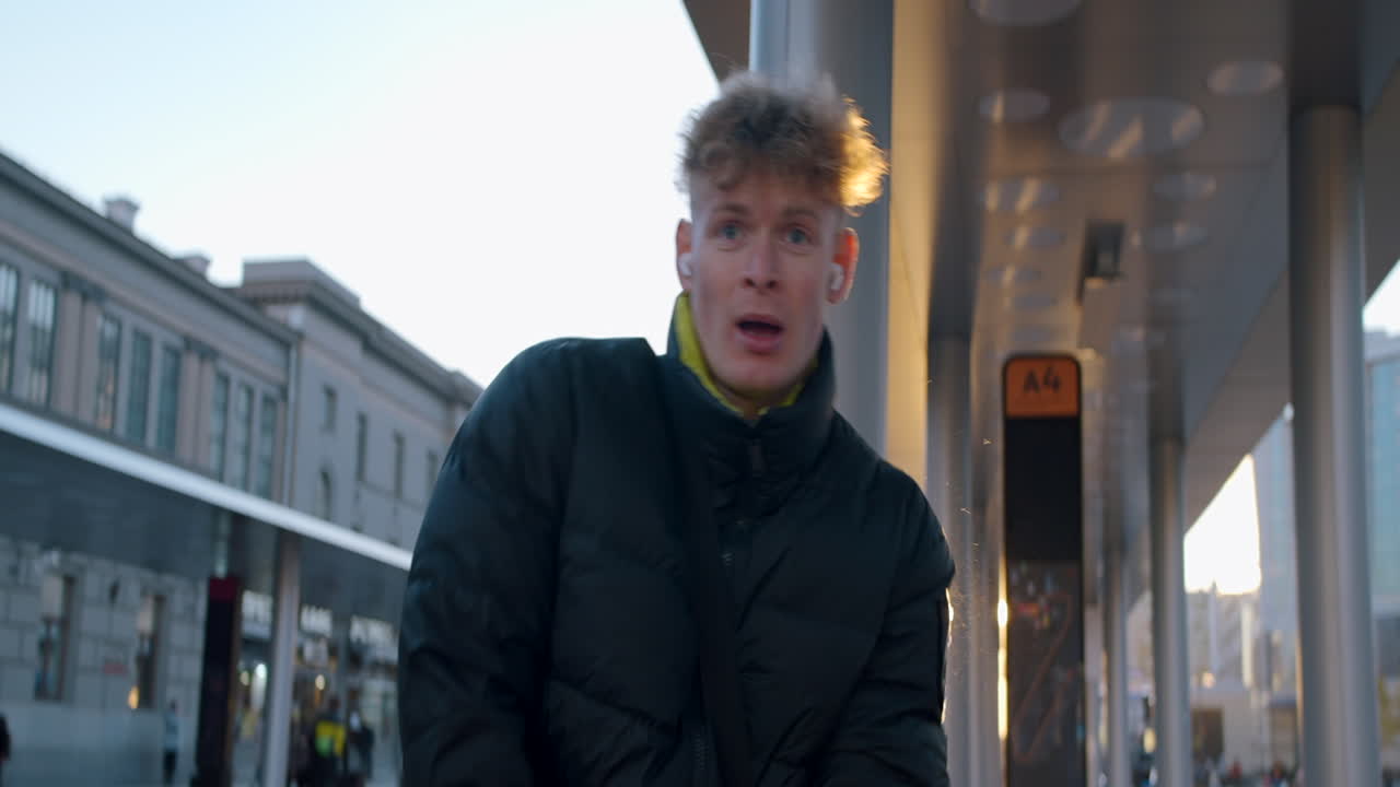 버스 정류장에서 젊은 남자