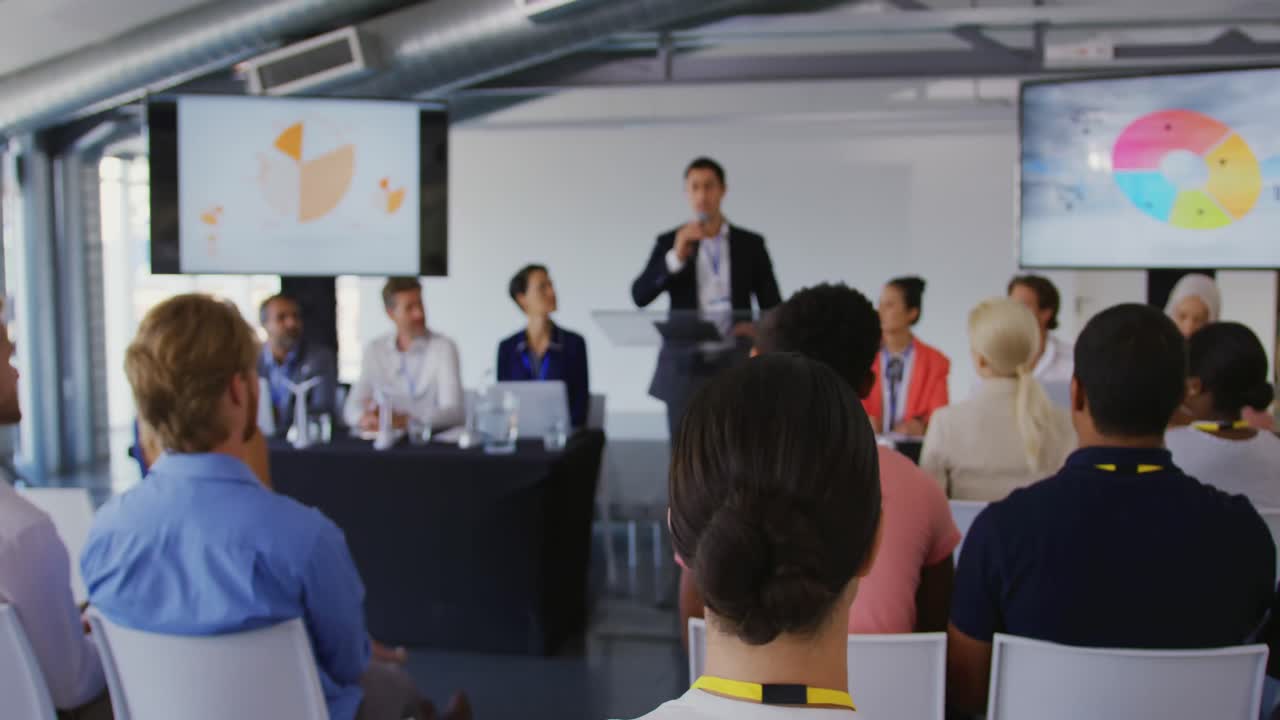 hombre de negocios invitando preguntas de la audiencia en una conferencia de negocios