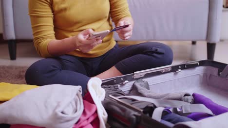 detalle de mujeres que reservan vuelos en línea con su teléfono celular y tarjeta de crédito para viajar en verano