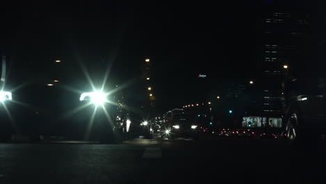 coches ligeros en la calle por la noche