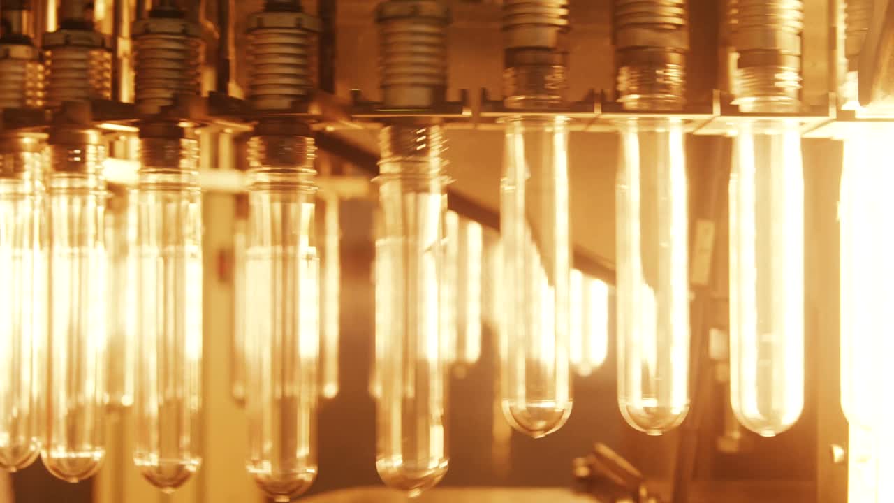 컨베이어 벨트에서 가공하기 위한 물 병통 라인