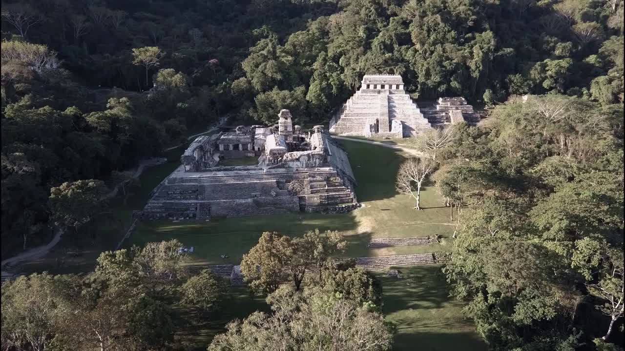 una vista aérea sobre las pirámides mayas de palenque en méxico 2