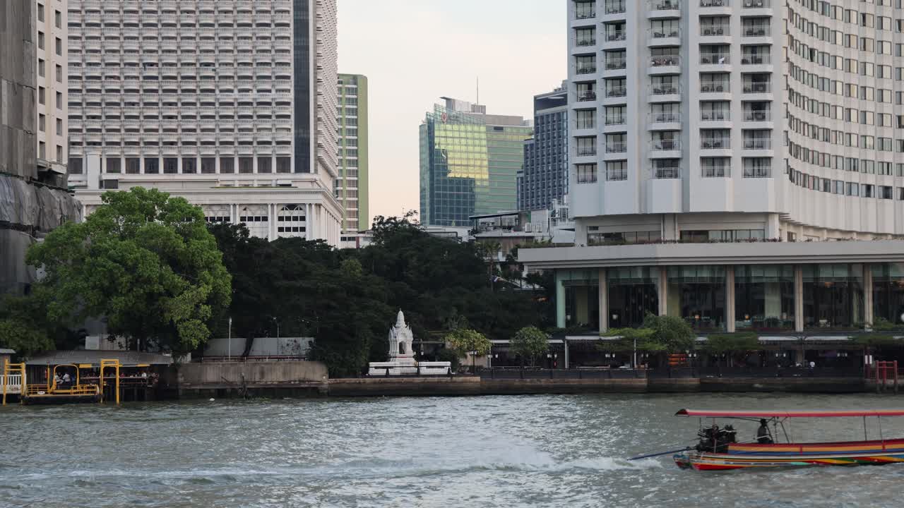스피드 보트 가 도시 강 을 가로질러 빠르게 움직인다