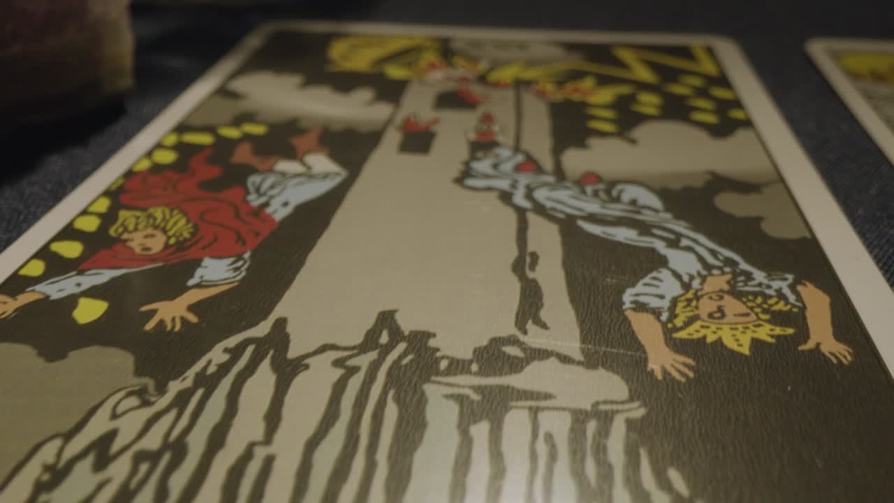 una foto de cerca de las cartas del tarot colocadas para la lectura en la mesa con velas 4