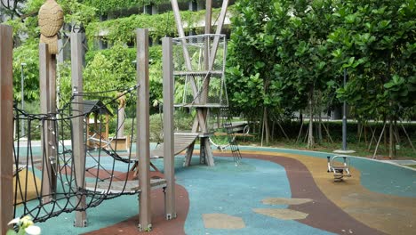 Voller-Spielplatz-Auf-Dem-Hof-Im-Park