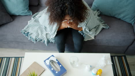 mujer enferma en casa