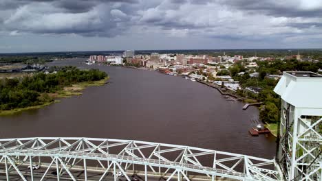 retirada aérea sobre a ponte elevatória vertical sobre o rio cape fear em wilmington nc, carolina do norte