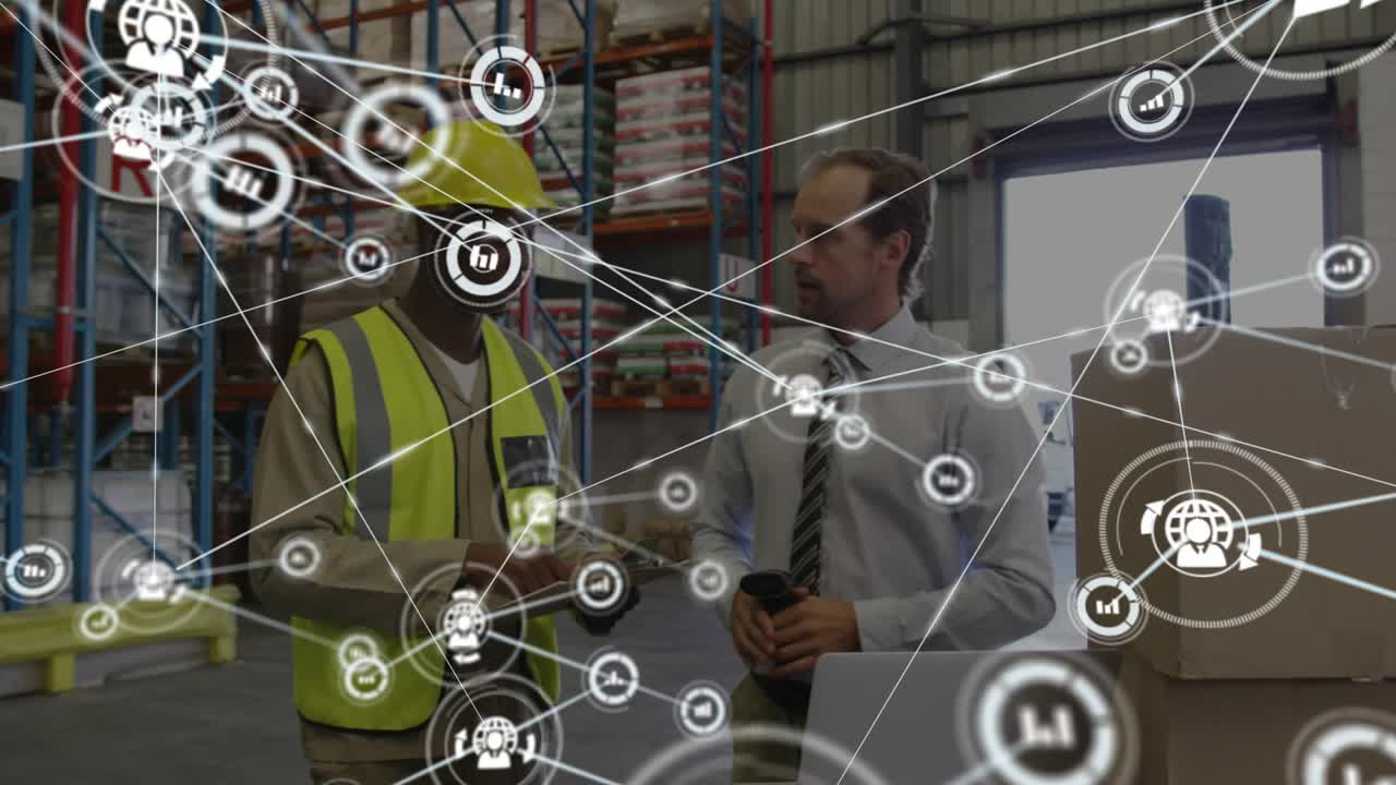 Responsabile di magazzino che tocca uno scanner mentre un lavoratore controlla l'inventario, con una rete dati che si sovrappone alla scena.