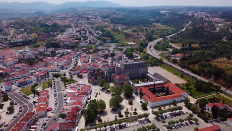 Toma-Aérea-De-Cierre-Del-Paisaje-Del-Monasterio-De-Batalha-Y-La-Ciudad-Alrededor