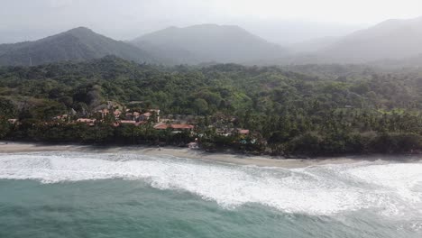 Olas-De-Playa-Y-Neblina-De-Selva-Montañosa-En-Un-Tranquilo-Hotel-Resort-En-Colombia