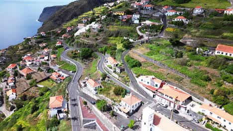 Toma-Aérea-De-Un-Pequeño-Pueblo-En-Madeira,-Portugal