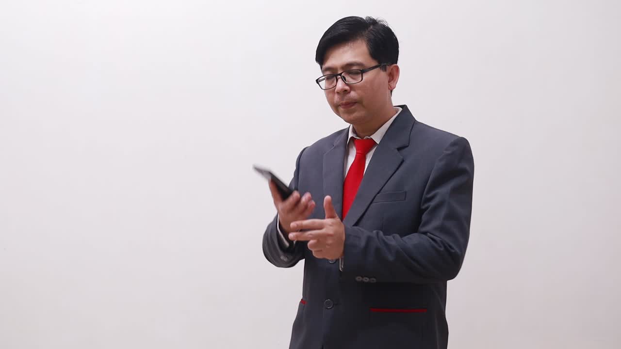 hombre de negocios asiático de pie mientras habla por teléfono