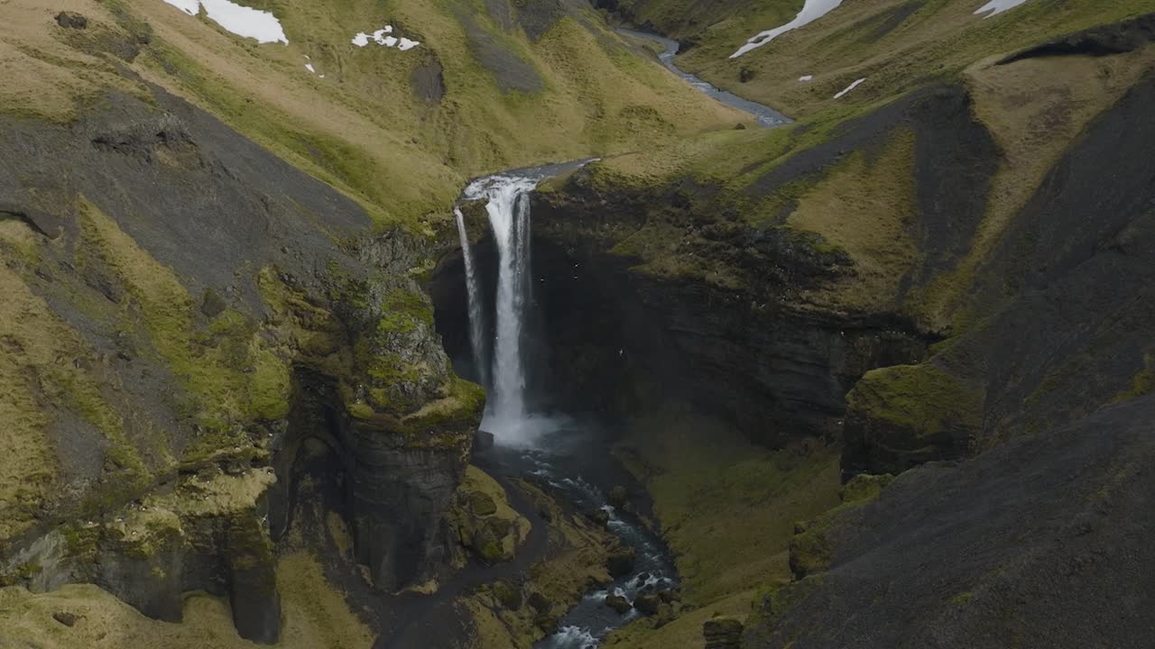 cascada de kvernufoss que fluye en un hermoso paisaje natural en islandia