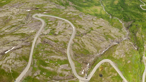 vista superior de la sinuosa carretera de paso de montaña trollstigen en geiranger, noruega