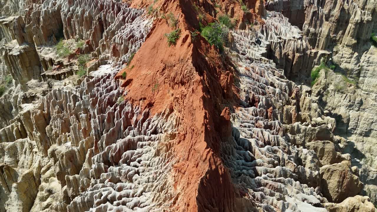 Splendida prospettiva dall'alto del paesaggio lunare eroso a Miradouro da Lua, Luanda, Angola, Africa, che mette in risalto le intricate texture del suolo arancione e bianco