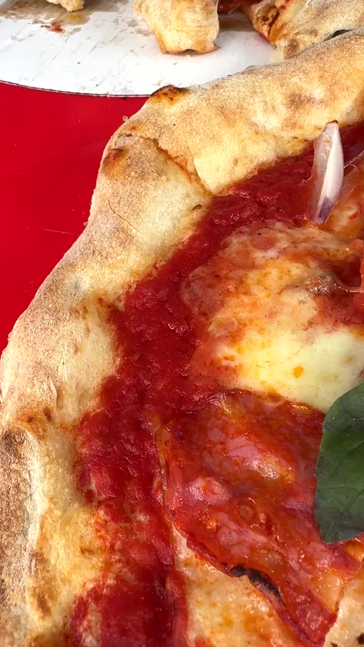 Primo piano di una deliziosa pizza con vari condimenti