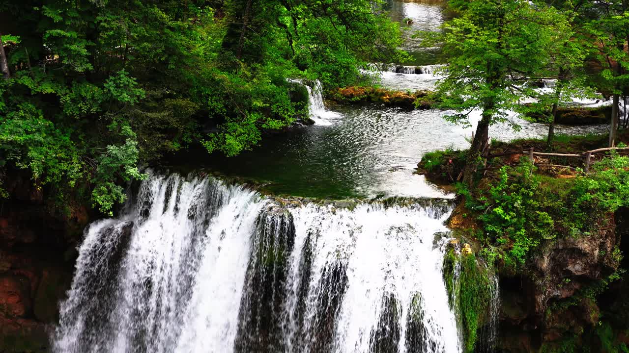 Panorama del parco naturale in autunno, con alberi colorati e una cascata a Rastoke, Croazia.