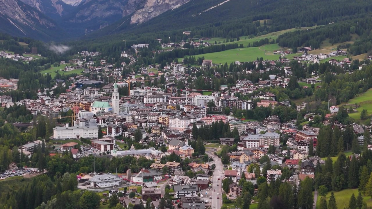 Drohnenaufnahme von Cortina d'Ampezzo, einem berühmten Dorf unter den Gipfeln der italienischen Dolomiten.