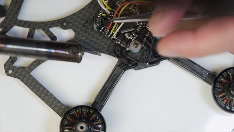 fabricación de drones, chips, soldaduras, reparaciones, mecánicos y placas base