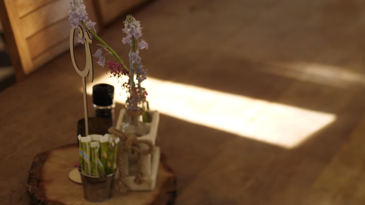 La lumière du soleil s’étend sur une table en bois dur avec des fleurs