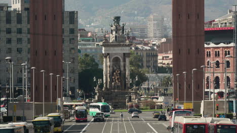 Placa-D&#39;espanya-Zwischen-Venezianischen-Türmen-Mit-Verkehr-An-Der-Avinguda-De-La-Reina-Maria-Cristina-In-Barcelona,-Spanien