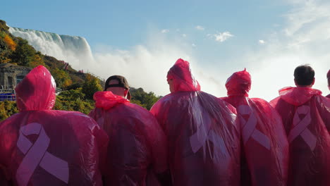 Gruppe-Von-Touristen-In-Roten-Regenmänteln-Im-Boot-An-Den-Niagarafällen