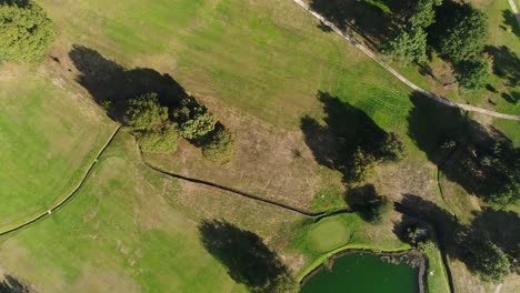 Blick-Von-Oben-Auf-Den-Grünen-Golfplatz