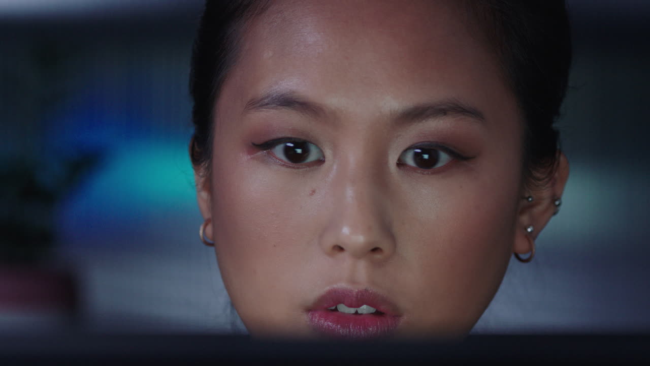 태블릿 컴퓨터를 사용하여 늦게 일하는 아름다운 아시아 사업가 여성의 포트레이트 브레인 스토밍 스크린에서 정보를보고