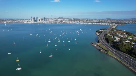 Paisaje-Marino-Escénico-Con-Barcos-Y-Yates-Cerca-Del-Puente-Del-Puerto-De-Auckland-En-Nueva-Zelanda---Disparo-Aéreo-De-Drones