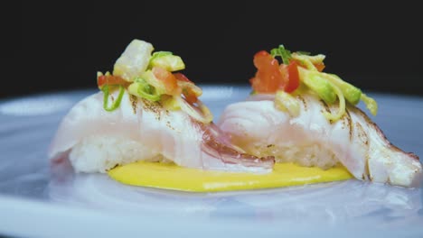 delicioso sushi nigiri adornado con frutas frescas con salsa en el plato