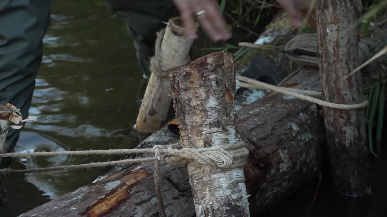 작은 개울이 있는 연어 강-4