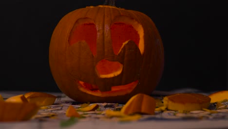 Happy-Halloween-Niedliche-Jack-O&#39;-Laternen,-Die-Im-Dunkeln-Leuchten-Und-Fröhliches-Halloween-Wünschen:-Geschnitzte-Kürbisdekorationen-Mit-Brennenden-Kerzen-Im-Inneren