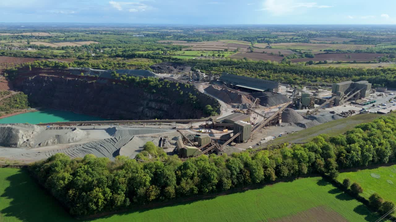 Foto aerea realizzata con drone di un'enorme cava a Coalville, Regno Unito, che mostra l'estrazione di aggregati industriali e le operazioni di risorse minerarie