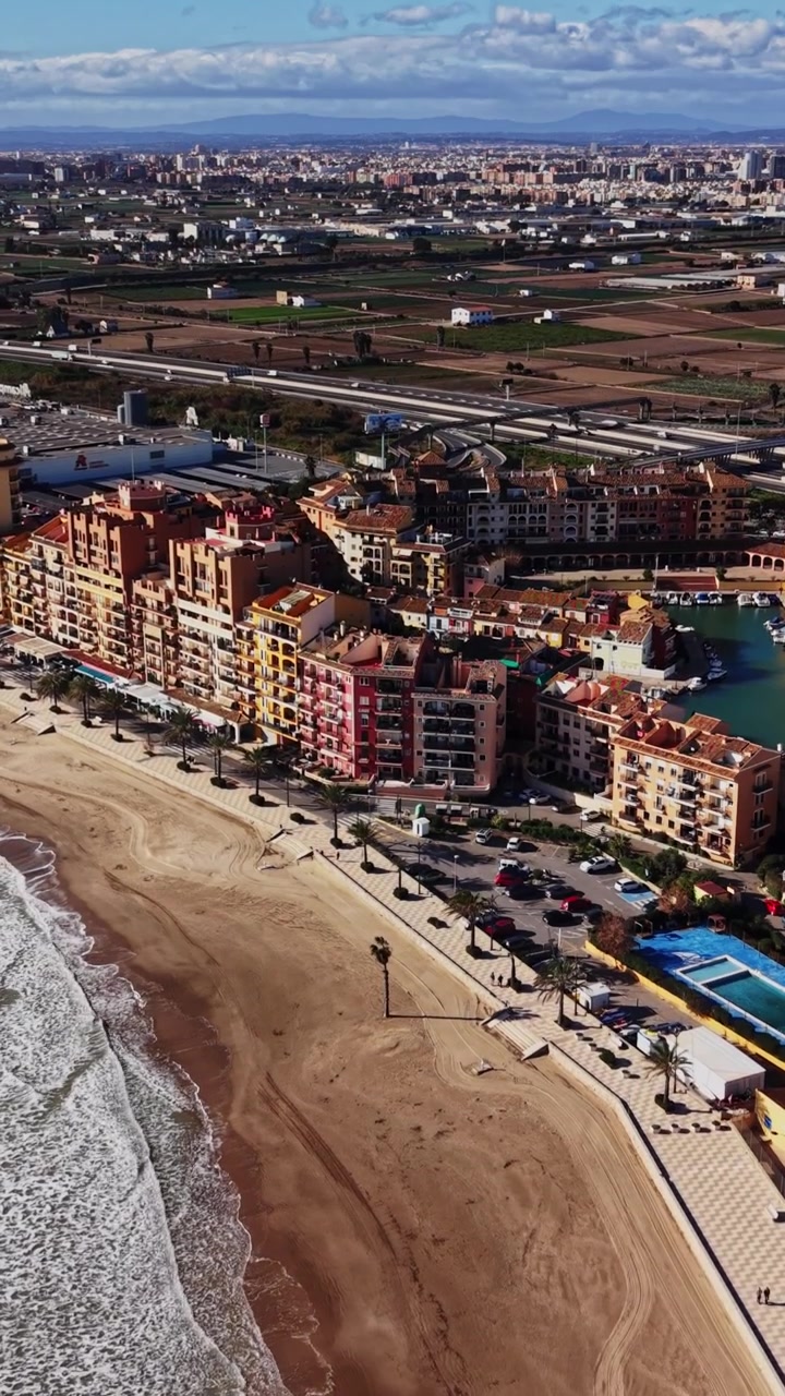 Vista costiera di una spiaggia e di una città in Spagna durante una giornata di sole