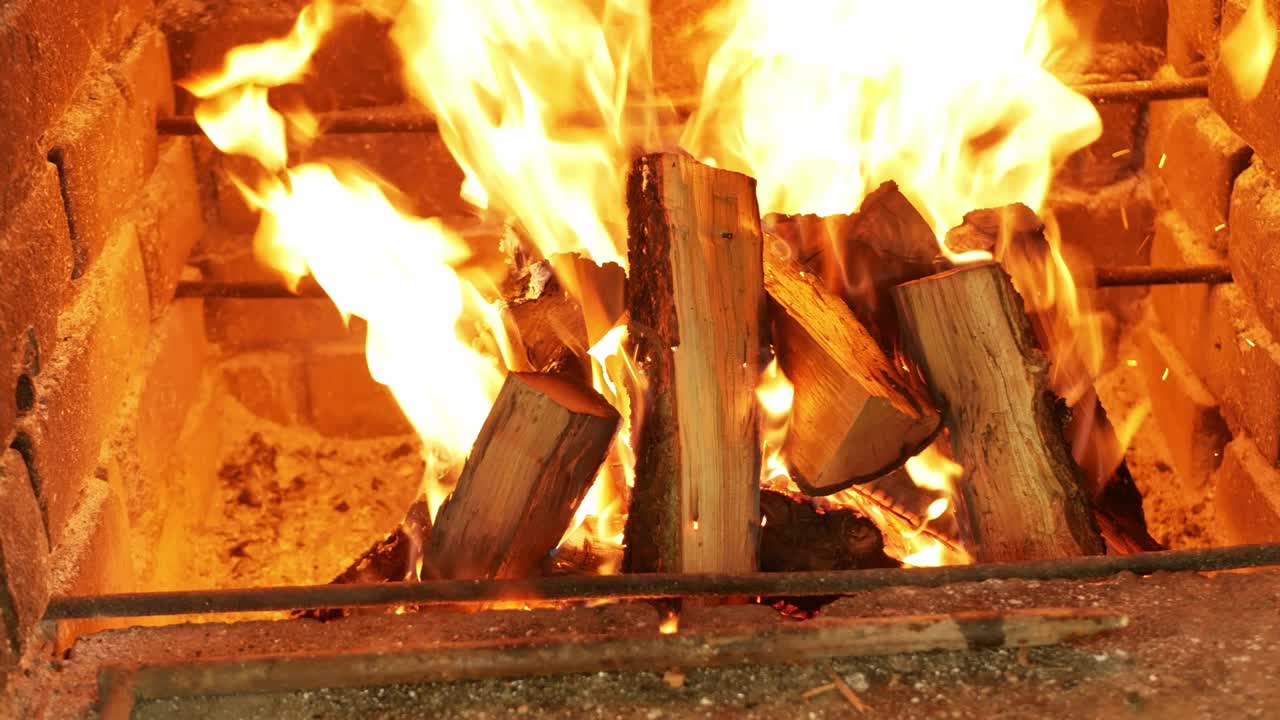 불, 불을 켜는. 벽난로의 불꽃, 고기를 요리하는 나무. 벽돌 그릴. 스크린 세이버, 영상. 과일 나무