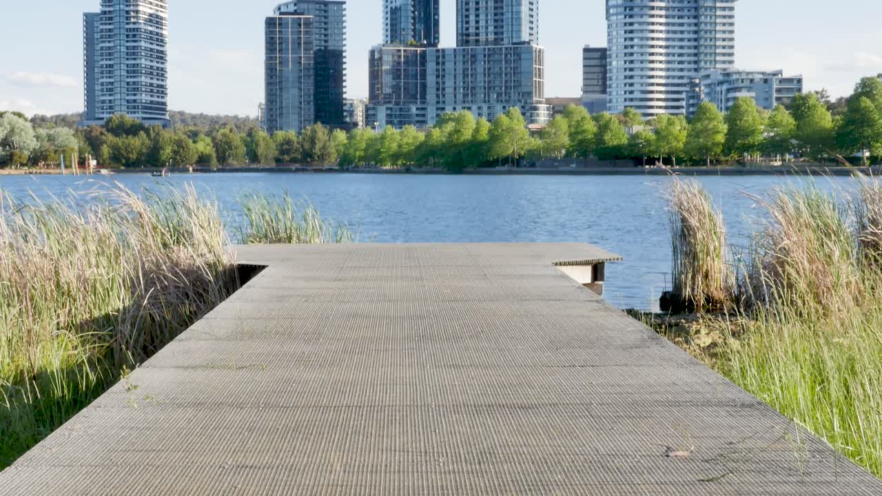 Edifícios da paisagem urbana no lago