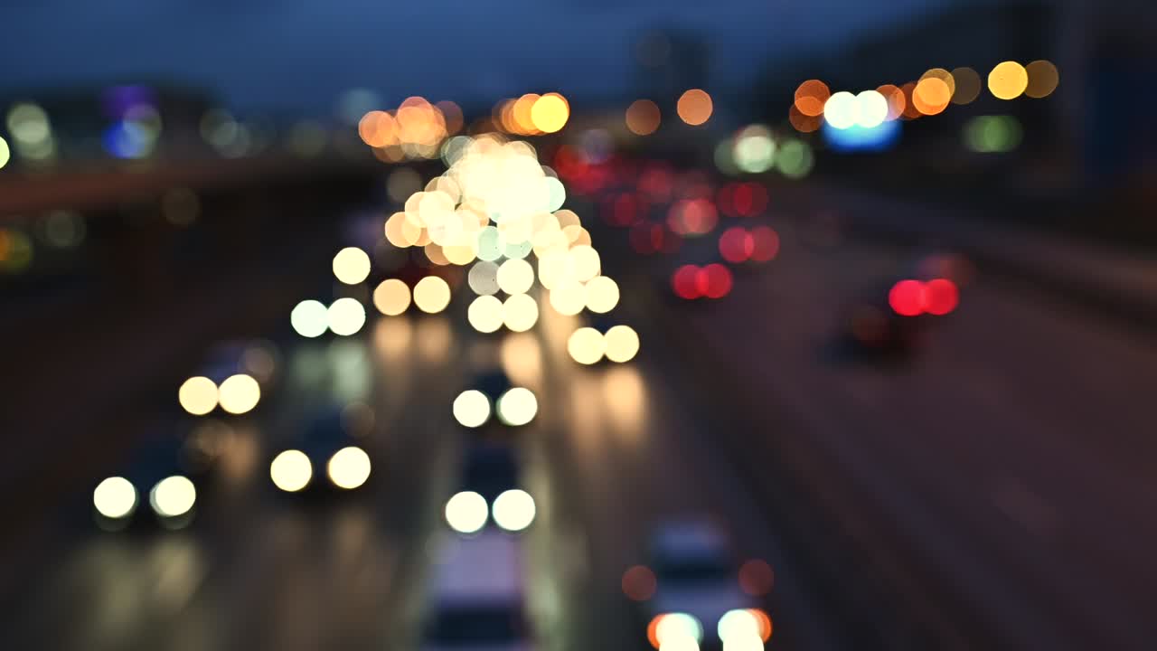 desfocalizado del atasco nocturno en la gran ciudad