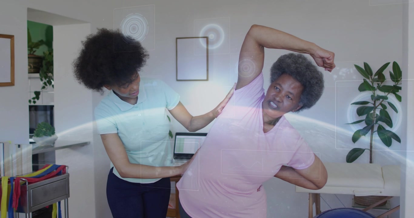 Terapeuta instruindo um idoso a levantar o braço, guiando o alongamento e apoiando o quadril para reabilitação, com sobreposições que marcam o movimento.