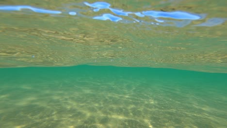 Aprendiendo-A-Nadar,-Tratando-De-Mantenerse-Por-Encima-Del-Agua,-Punto-De-Vista