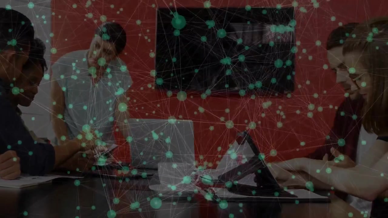 Team arbeitet in einem Business-Technologie-Meeting mit Laptops zusammen, wobei ein animiertes grünes Knotennetzwerk angezeigt wird.