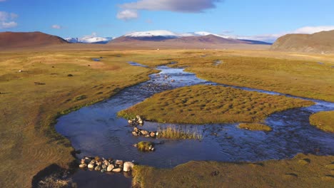 agua de deshielo que fluye en las llanuras de la estepa mongola, las montañas de altai, vista aérea de drones